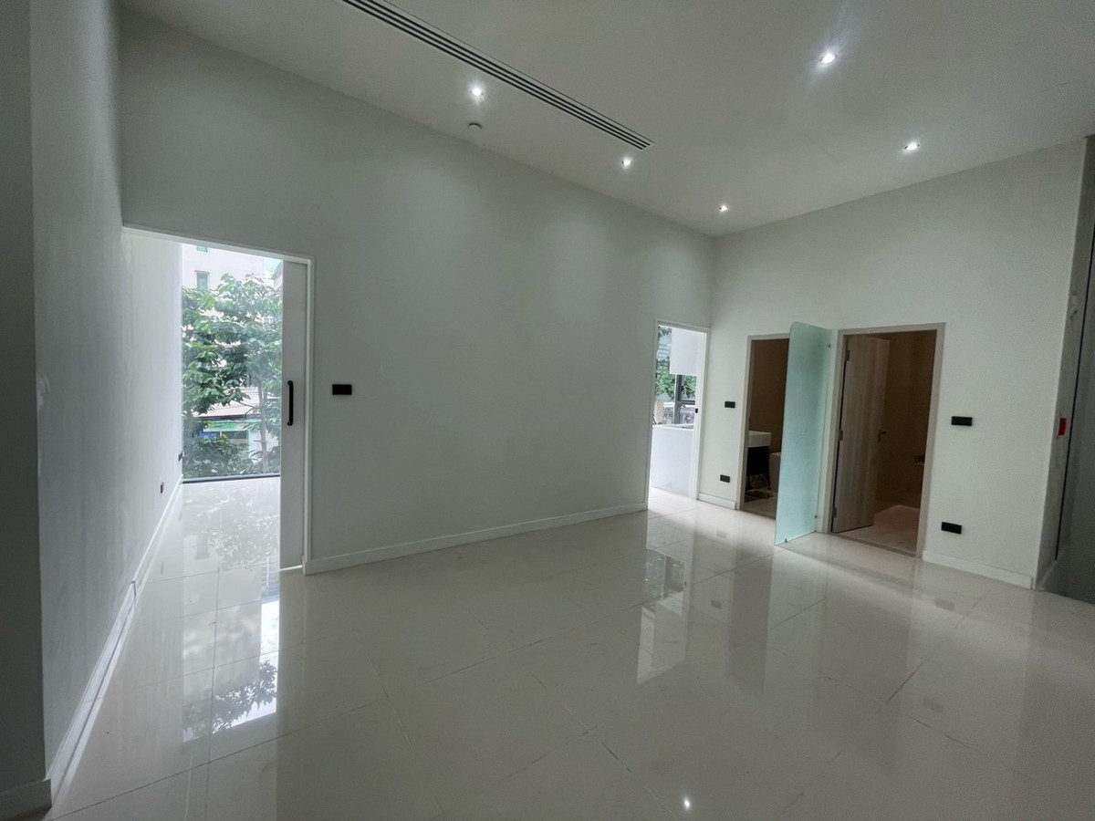 ให้เช่าร้านค้า/ตลาดนัดสุขุมวิท อโศก ทองหล่อ : พื้นที่เช่า ทำ ธุรกิจ @ อโศก ขนาด 170 ตารางเมตร ชั้น 2 มีที่จอดรถ ใกล้ BTS 