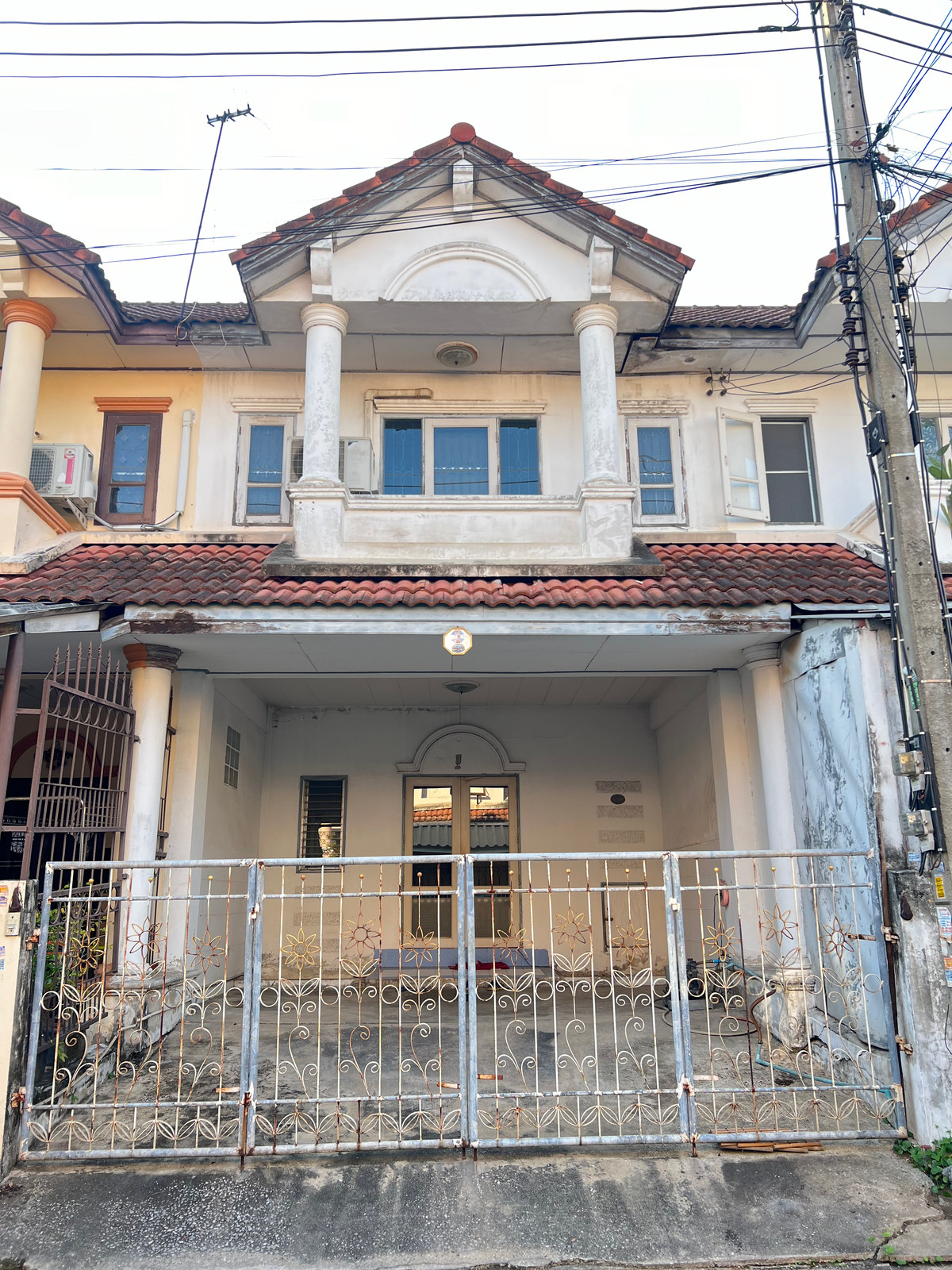 ขายทาวน์โฮมพระราม 2 บางขุนเทียน : ทาวเฮ้าส์ 2 ชั้น หมู่บ้านกานดา พระราม 2 สมุทรสาคร  ราคาดีที่สุด ซื้อไปซ่อมอยู่เองก็คุ้ม รีโนเวทขายต่อก็กำไร