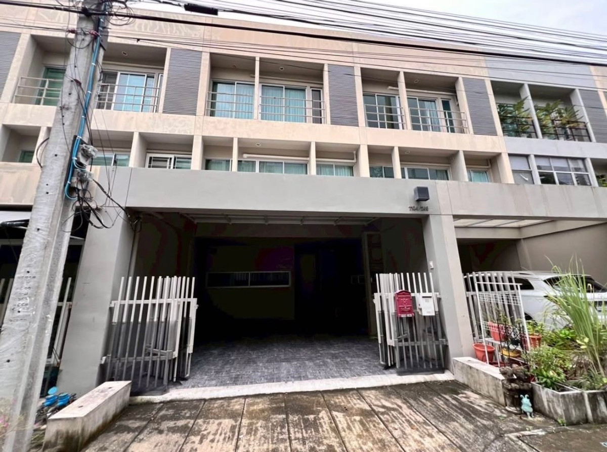 For RentTownhomePattanakan, Srinakarin : For rent: Modern Townhome Noble Cube Phatthanakan, on Phatthanakan Road.