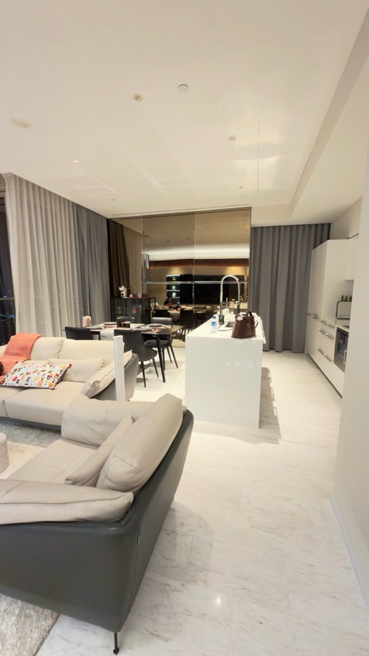 ให้เช่าคอนโดสาทร นราธิวาส : 📍New For Rent Four seasons private residences
🔹Ready to move in( Available )
🔹2Bedrooms 3Bathrooms 
🔹Size :123 Sqm
💸Price :230,000 / Baht (1 year contract)
💸Price: 250,000/ Baht (6 months or 3 months contract)
🔹47th floor.