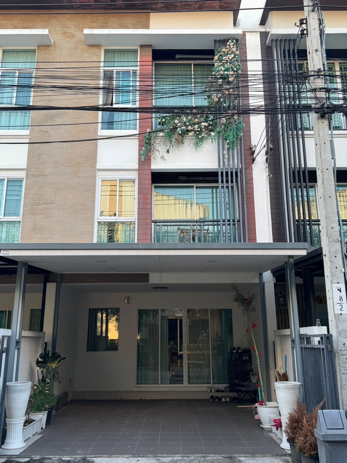 TownhomeChokchai 4, Ladprao 71, Ladprao 48, : ‼️For rent and urgent sale ‼️ 3-story townhome, Baan Klang Muang Chok Chai Si project, Soi 50, Lat Phrao-Ratchada, newly renovated, just carry your bags and ready to move in. Near the Yellow Line MRT station.
