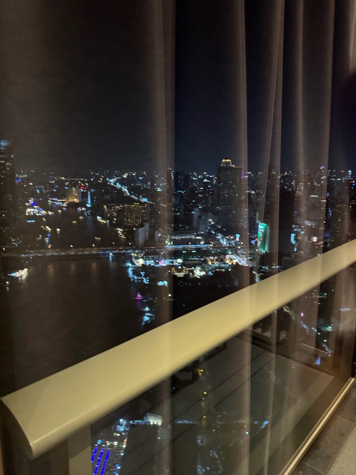 ให้เช่าคอนโดสาทร นราธิวาส : 📍New For Rent Four seasons private residences🔹Ready to move in( Available )🔹2Bedrooms 3Bathrooms 🔹Size :123 Sqm💸Price :230,000 / Baht (1 year contract)💸Price: 250,000/ Baht (6 months or 3 months contract)🔹47th floor.