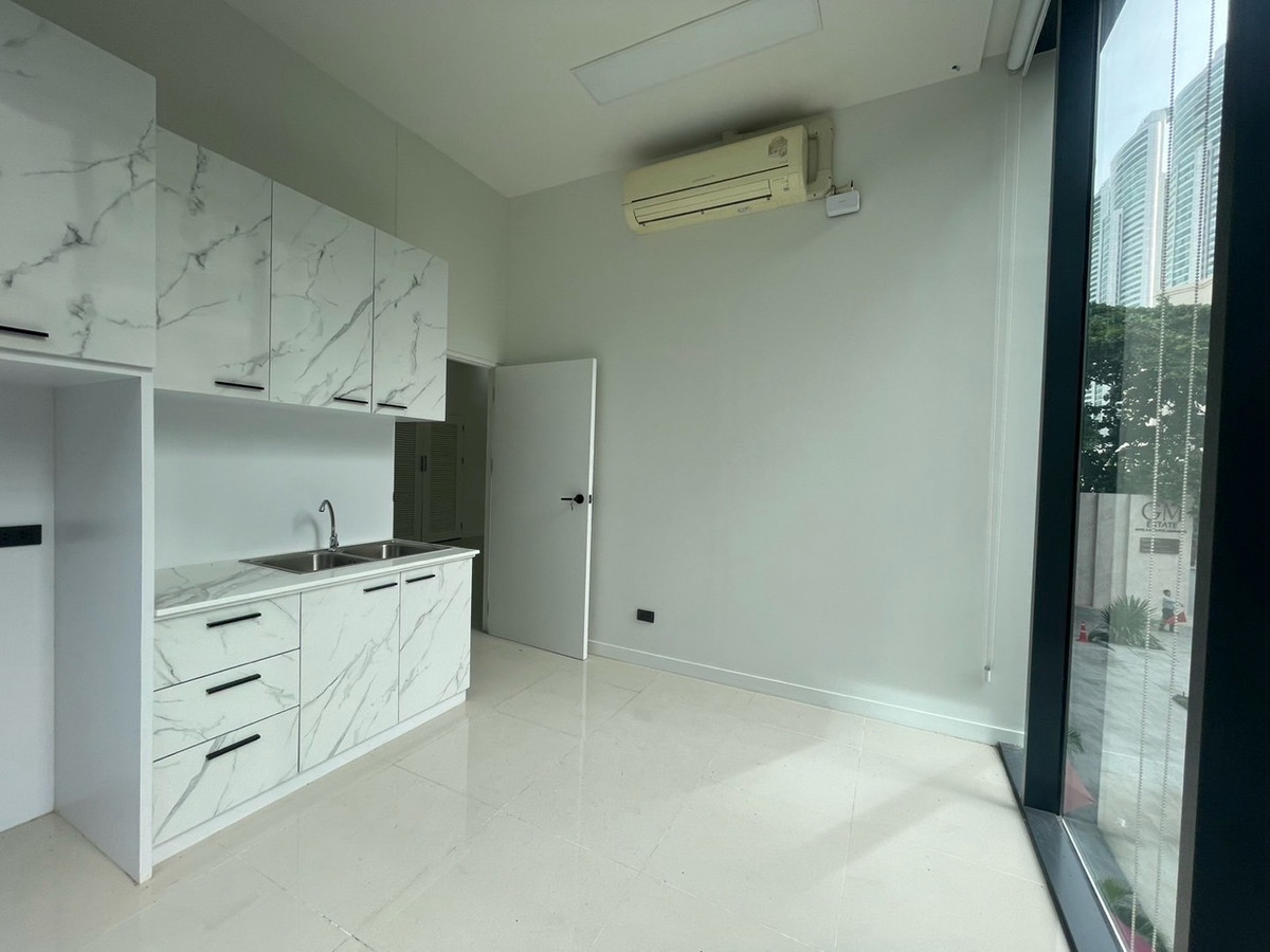 ให้เช่าร้านค้า/ตลาดนัดสุขุมวิท อโศก ทองหล่อ : พื้นที่เช่า ทำ ธุรกิจ @ อโศก ขนาด 170 ตารางเมตร ชั้น 2 มีที่จอดรถ ใกล้ BTS 