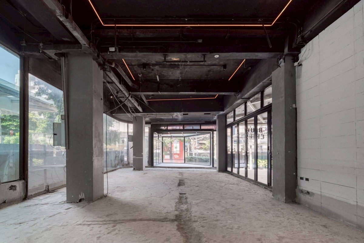 For RentOfficeSukhumvit, Asoke, Thonglor : Space for rent, Blue Chips Thonglor 10, corner area on the front floor. Good location suitable for doing business (N.1888)