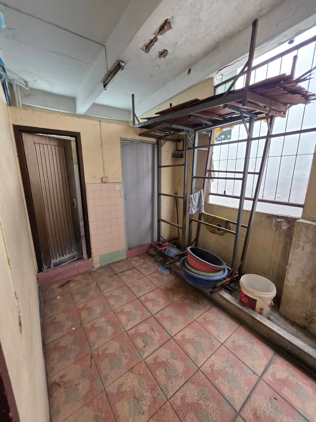 For SaleShop HouseRamkhamhaeng, Hua Mak : Commercial building for sale, located in Soi Ramkhamhaeng 37/1, only 100 meters from the entrance of the alley.