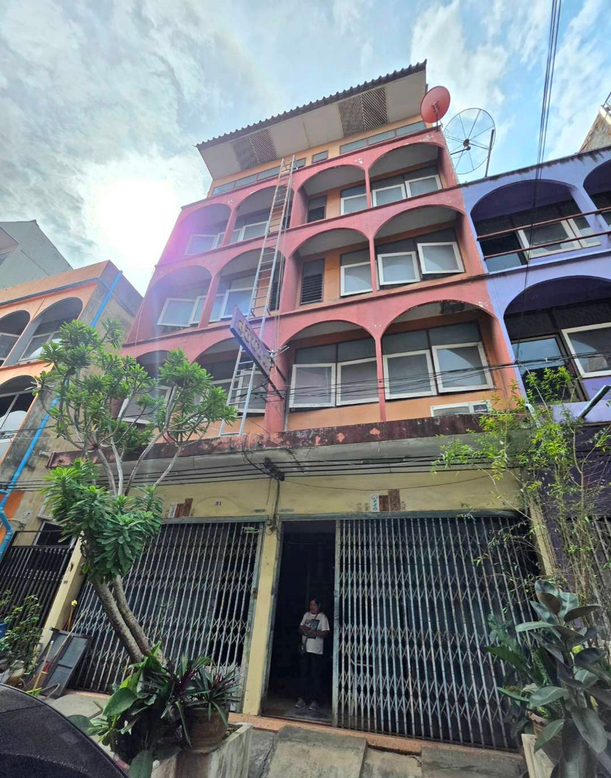 For SaleShop HouseRamkhamhaeng, Hua Mak : Commercial building for sale, located in Soi Ramkhamhaeng 37/1, only 100 meters from the entrance of the alley.