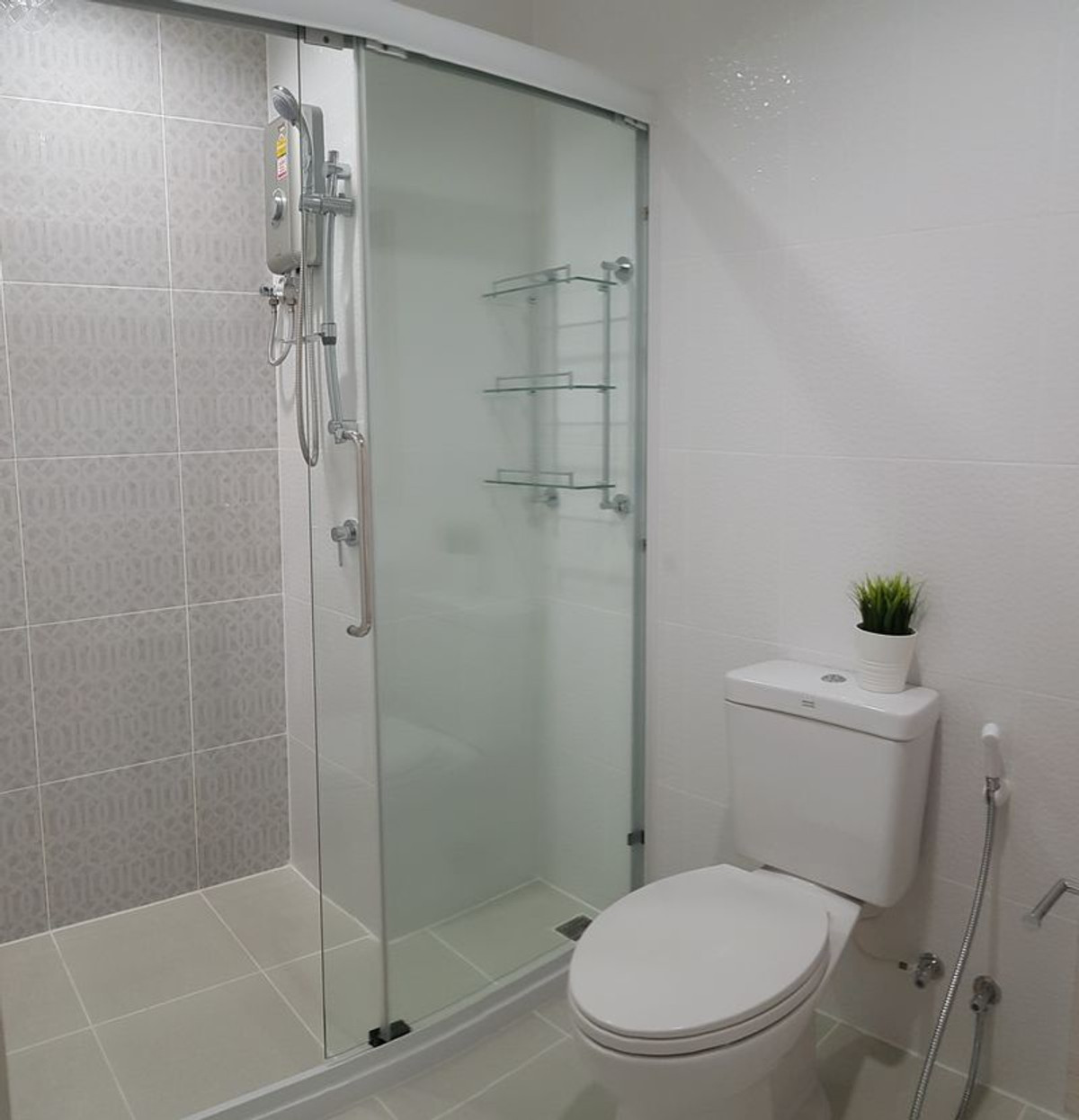 ให้เช่าคอนโดปิ่นเกล้า จรัญสนิทวงศ์ : ฟินกับทีวีจอโค้ง 49 นิ้ว แบบ ดูมุมไหนก็ได้ที่คอนโด Thana Astoria Pinklao