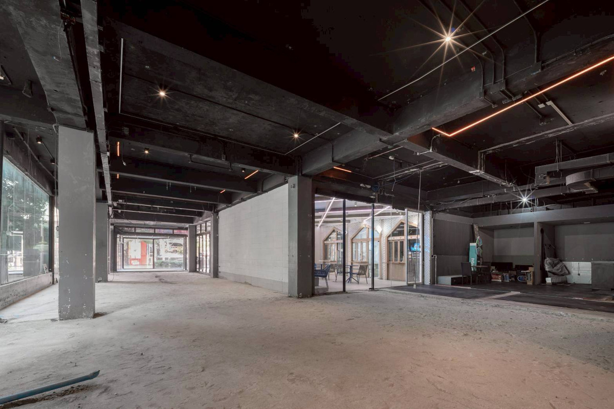 For RentOfficeSukhumvit, Asoke, Thonglor : Space for rent, Blue Chips Thonglor 10, corner area on the front floor. Good location suitable for doing business (N.1888)