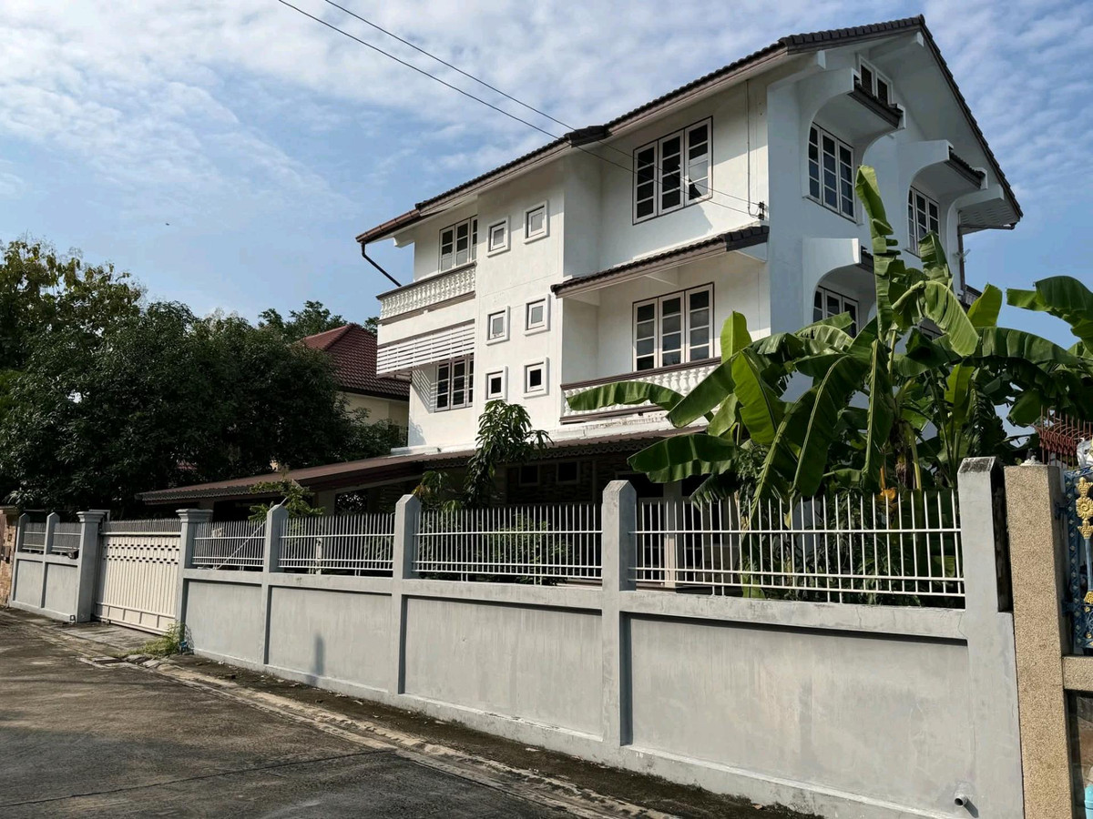 For RentTownhomeVipawadee, Don Mueang, Lak Si : ✨🍃 Big house, lots of usable space. Suitable for large families/those who travel frequently. Near Don Mueang Airport, convenient travel, entering and exiting many routes.