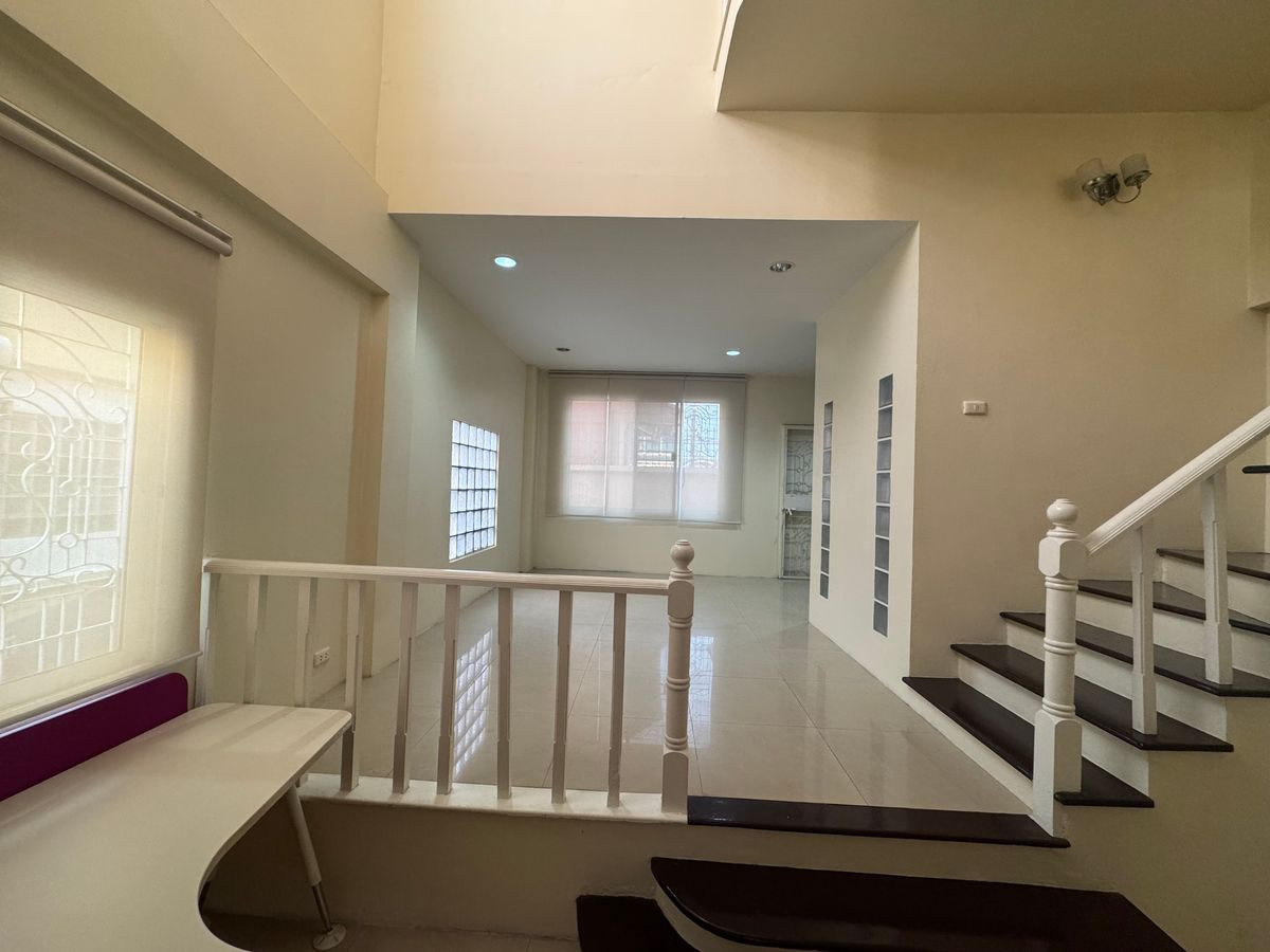 For RentTownhomeKaset Nawamin,Ladplakao : For rent: 3-story townhome at the edge of Premium Place Village.  Premium Place Kaset - Nawamin (HR198)