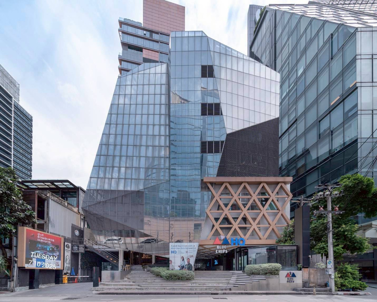 For RentOfficeSukhumvit, Asoke, Thonglor : Space for rent, Blue Chips Thonglor 10, corner area on the front floor. Good location suitable for doing business (N.1888)
