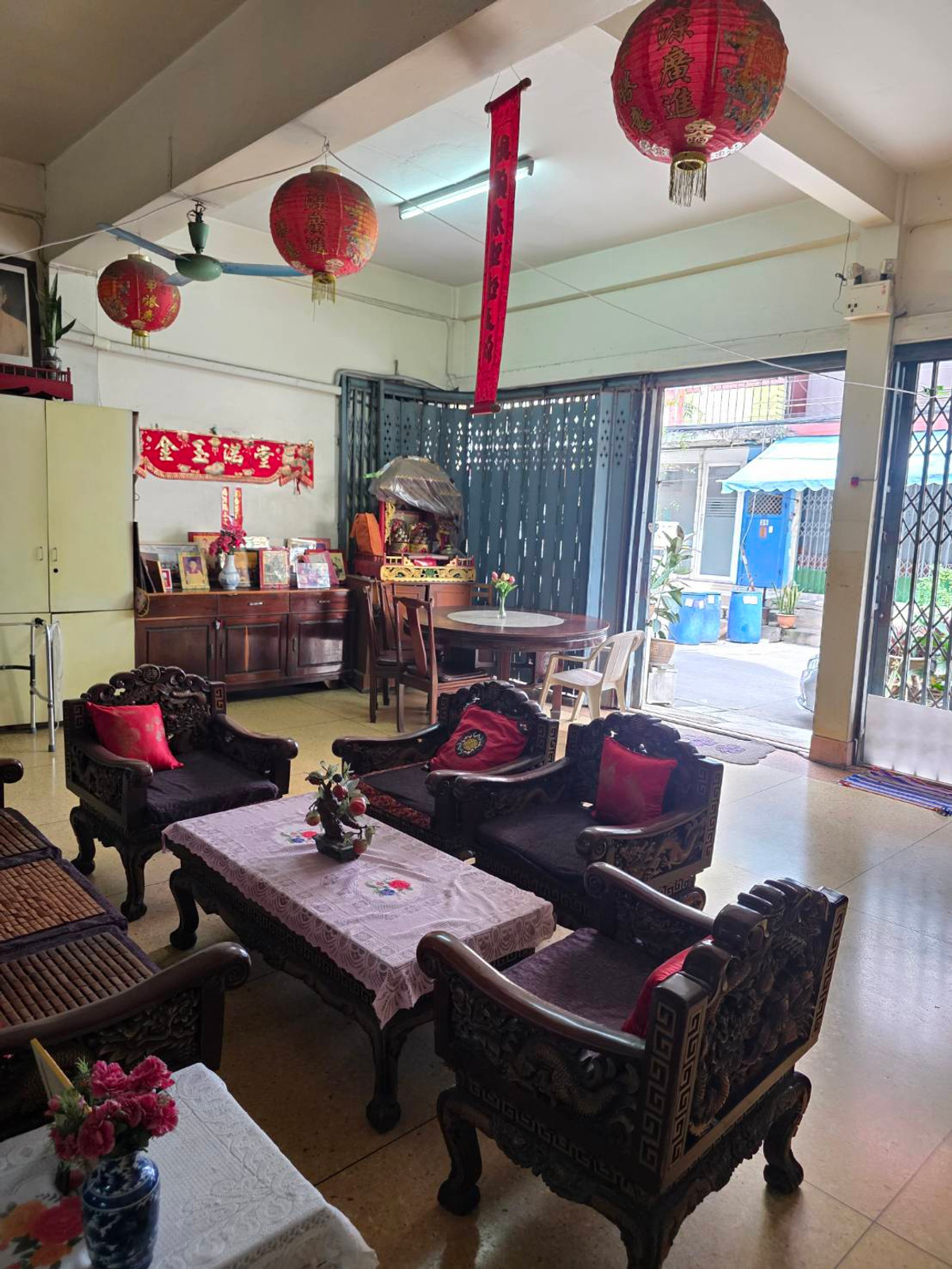 For SaleShop HouseRamkhamhaeng, Hua Mak : Commercial building for sale, located in Soi Ramkhamhaeng 37/1, only 100 meters from the entrance of the alley.