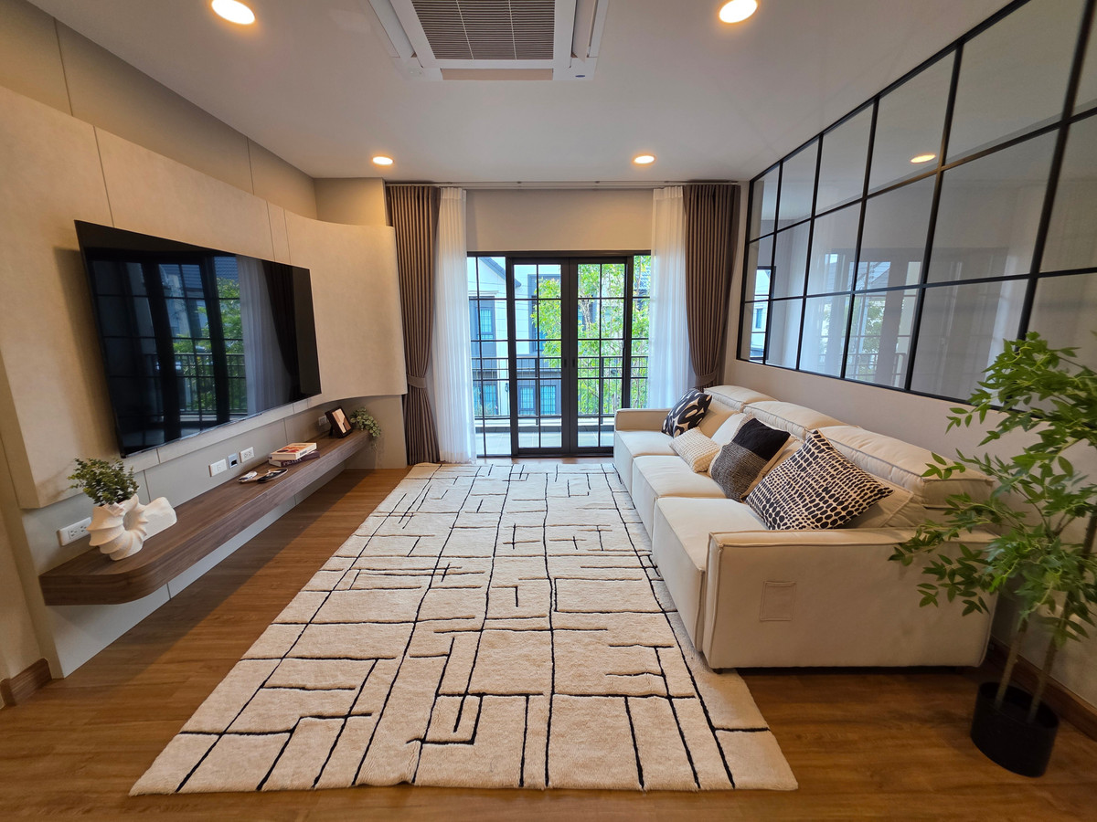 For RentHouseBangna, Bearing, Lasalle : [ Owner Post ] House for rent, Centro Bangna, Centro Bangna, largest size, has a maids room. Outside corner plot near the garden Fully decorated