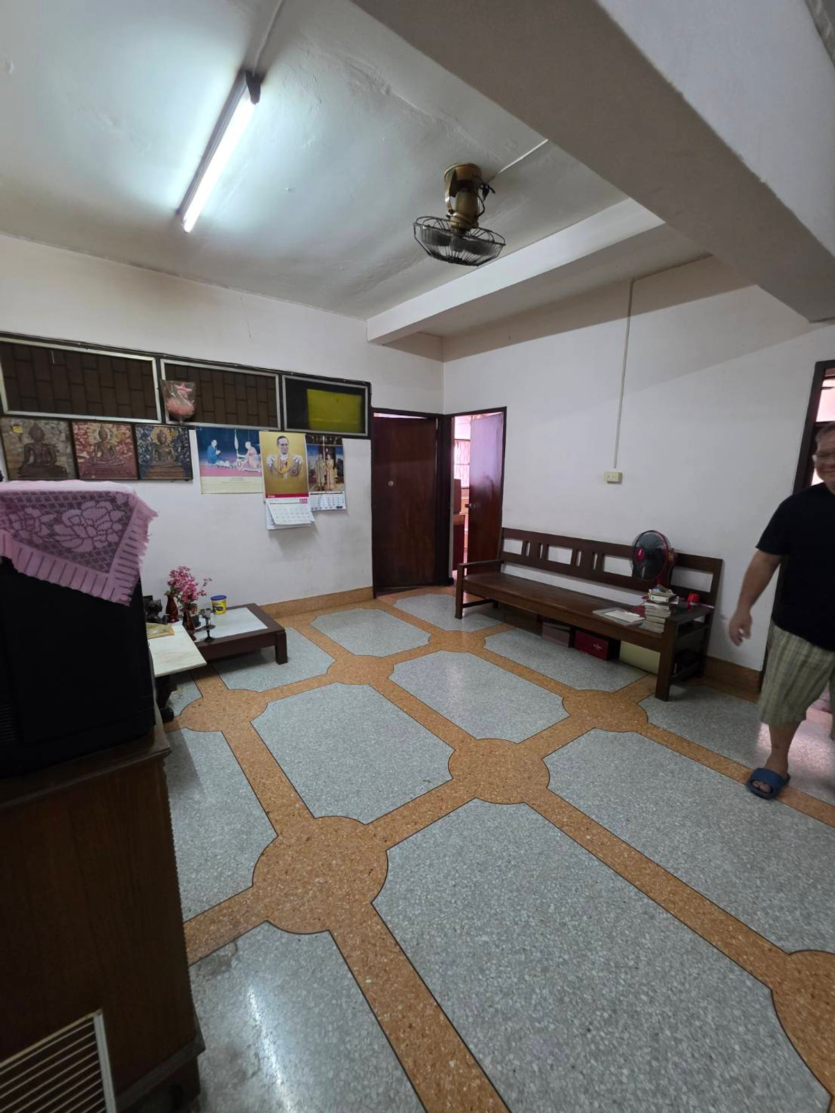 For SaleShop HouseRamkhamhaeng, Hua Mak : Commercial building for sale, located in Soi Ramkhamhaeng 37/1, only 100 meters from the entrance of the alley.