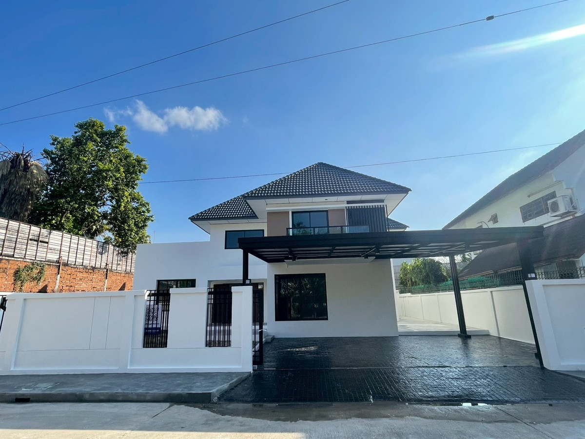 For SaleHousePinklao, Charansanitwong : Kritsada Nakhon 20, second-hand corner detached house, newly decorated, 121 sq m., has a room for the elderly. Facing north, cool breeze.