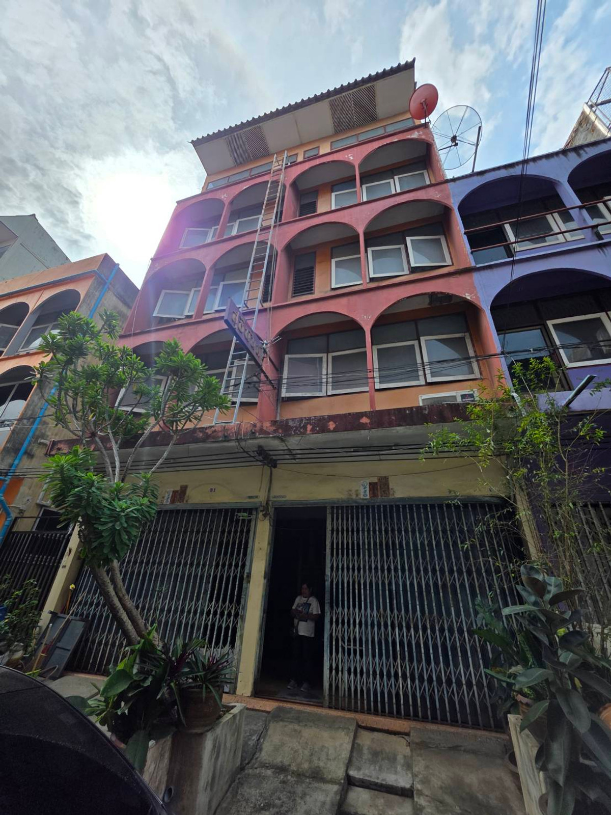 For SaleTownhomeRamkhamhaeng, Hua Mak : Commercial building for sale, located in Soi Ramkhamhaeng 37/1, only 100 meters from the entrance of the alley.