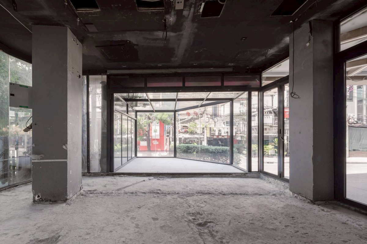 For RentOfficeSukhumvit, Asoke, Thonglor : Space for rent, Blue Chips Thonglor 10, corner area on the front floor. Good location suitable for doing business (N.1888)