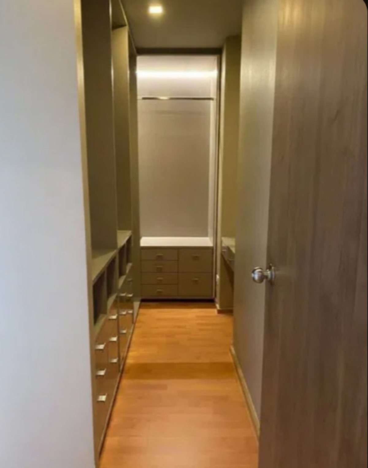 For RentCondoRatchathewi,Phayathai : Noble Revent 66 sq.m. Please add LINE ID @806qphgn o8415o5483 