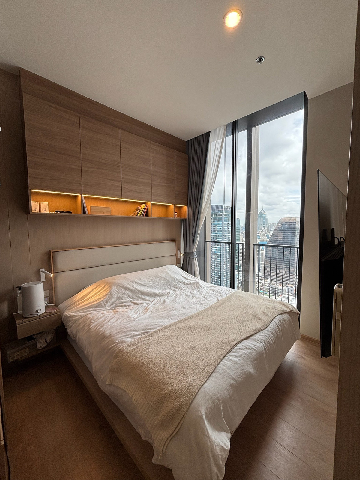 For RentCondoSukhumvit, Asoke, Thonglor : For Rent – Noble BE19 | 1 Bedroom + Study | 67 sqm | High Floor | BTS Asoke & MRT Sukhumvit