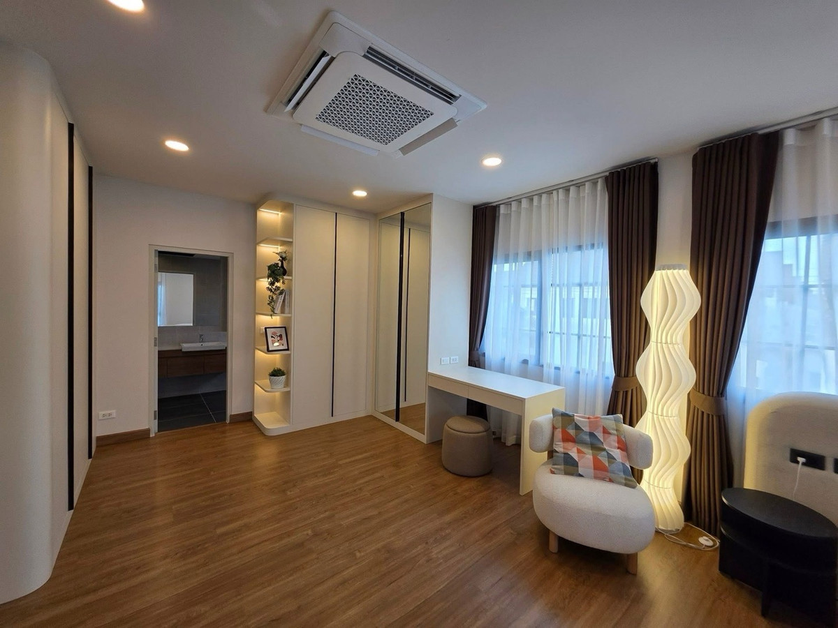 ให้เช่าบ้านบางนา แบริ่ง ลาซาล : 📢👇ปล่อยเช่า Centro Bangna บ้านไซส์ใหญ่สุด แปลงหัวมุม ใกล้สวน | 4 ห้องนอน + ห้องแม่บ้าน | Pet Friendly | ใกล้ Mega Bangna เพียง 1 กม. | Fully Furnished พร้อม EV Charger