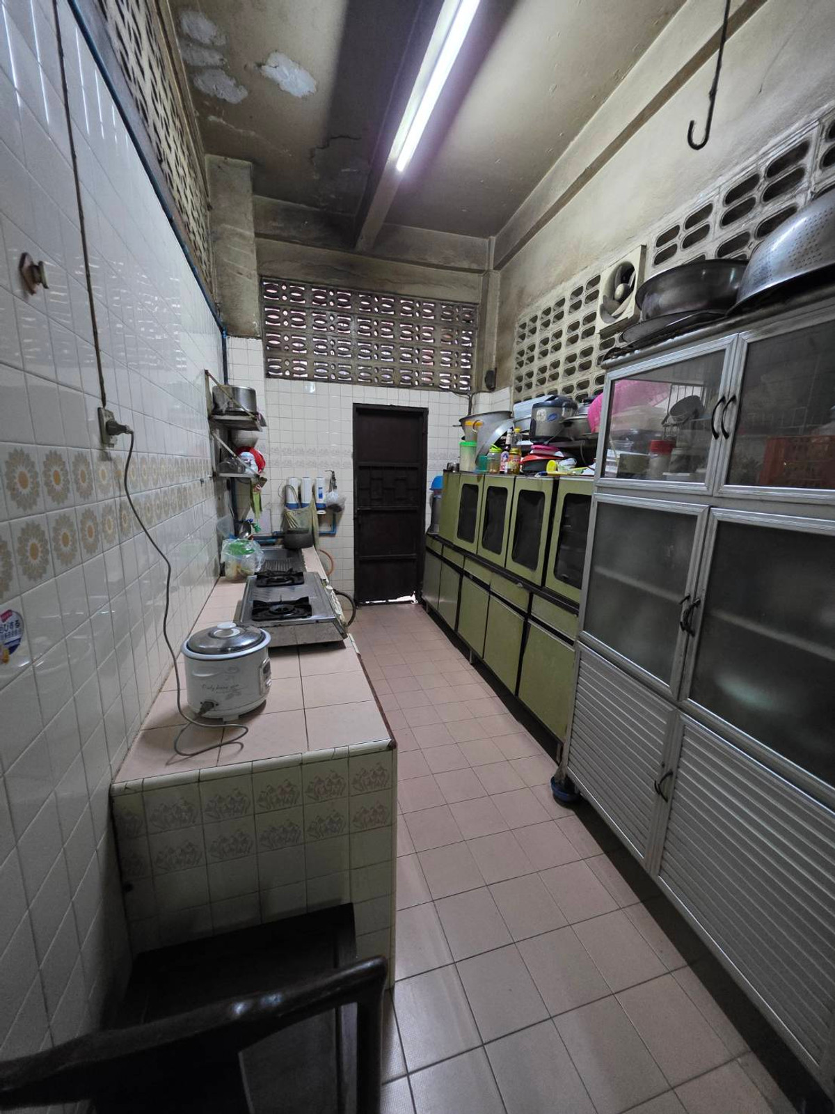 For SaleShop HouseRamkhamhaeng, Hua Mak : Commercial building for sale, located in Soi Ramkhamhaeng 37/1, only 100 meters from the entrance of the alley.