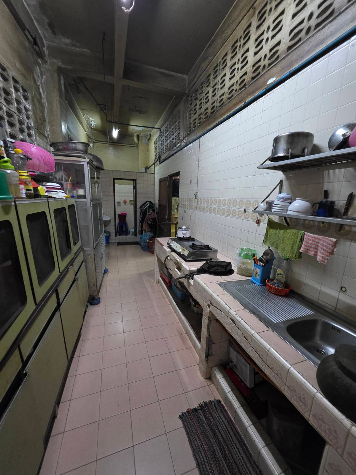 For SaleShop HouseRamkhamhaeng, Hua Mak : Commercial building for sale, located in Soi Ramkhamhaeng 37/1, only 100 meters from the entrance of the alley.