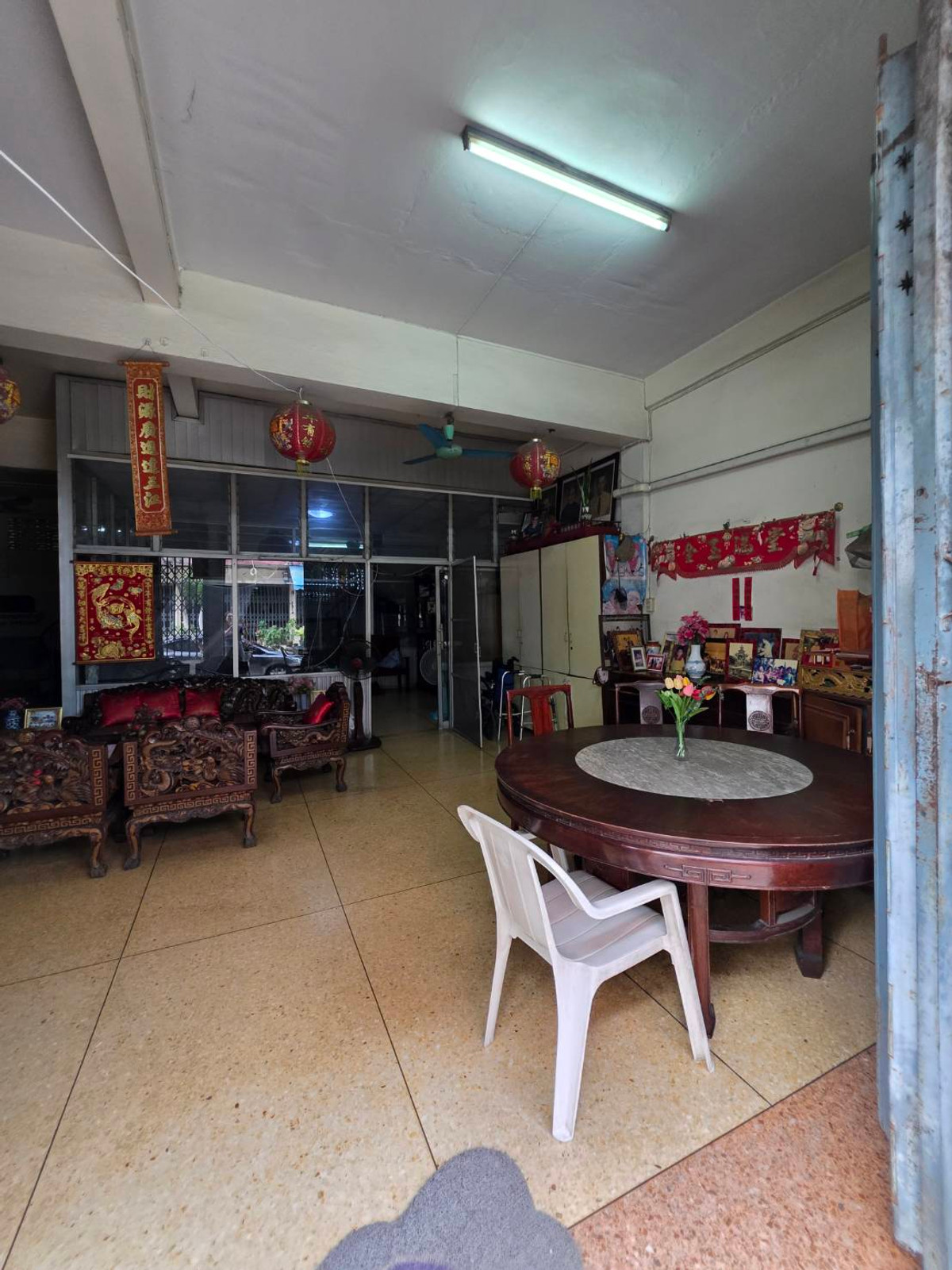 For SaleShop HouseRamkhamhaeng, Hua Mak : Commercial building for sale, located in Soi Ramkhamhaeng 37/1, only 100 meters from the entrance of the alley.