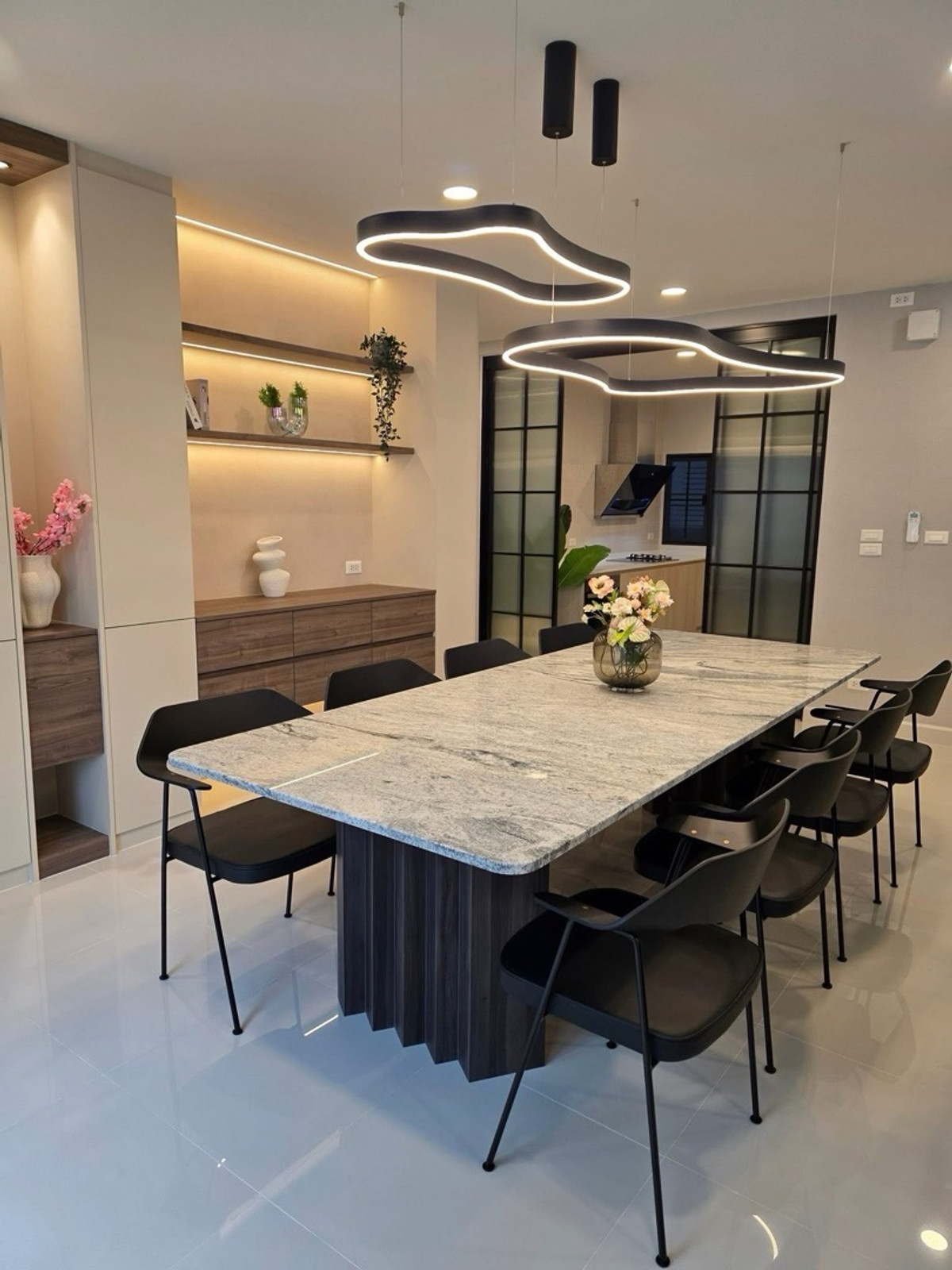 ให้เช่าบ้านบางนา แบริ่ง ลาซาล : 📢👇ปล่อยเช่า Centro Bangna บ้านไซส์ใหญ่สุด แปลงหัวมุม ใกล้สวน | 4 ห้องนอน + ห้องแม่บ้าน | Pet Friendly | ใกล้ Mega Bangna เพียง 1 กม. | Fully Furnished พร้อม EV Charger