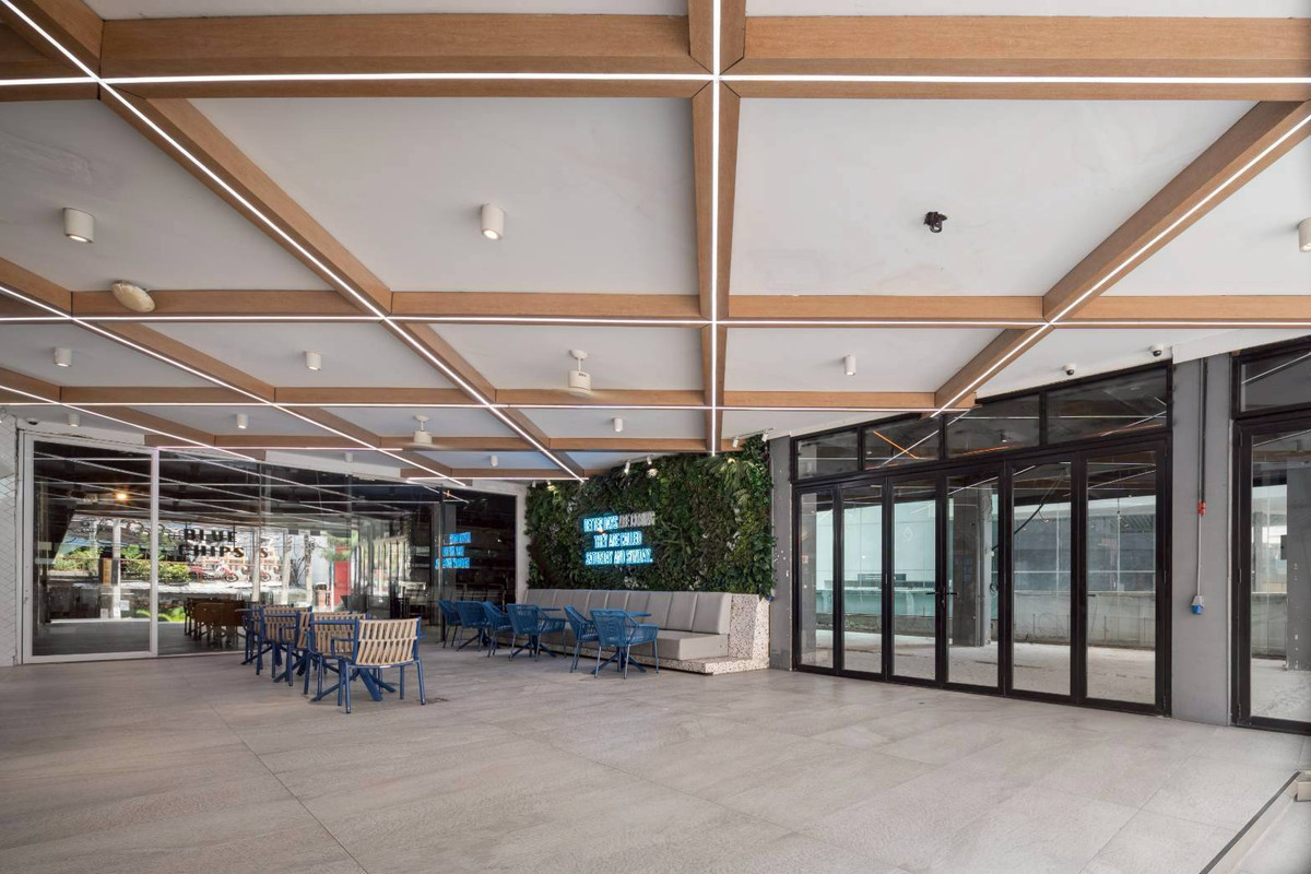 For RentOfficeSukhumvit, Asoke, Thonglor : Space for rent, Blue Chips Thonglor 10, corner area on the front floor. Good location suitable for doing business (N.1888)