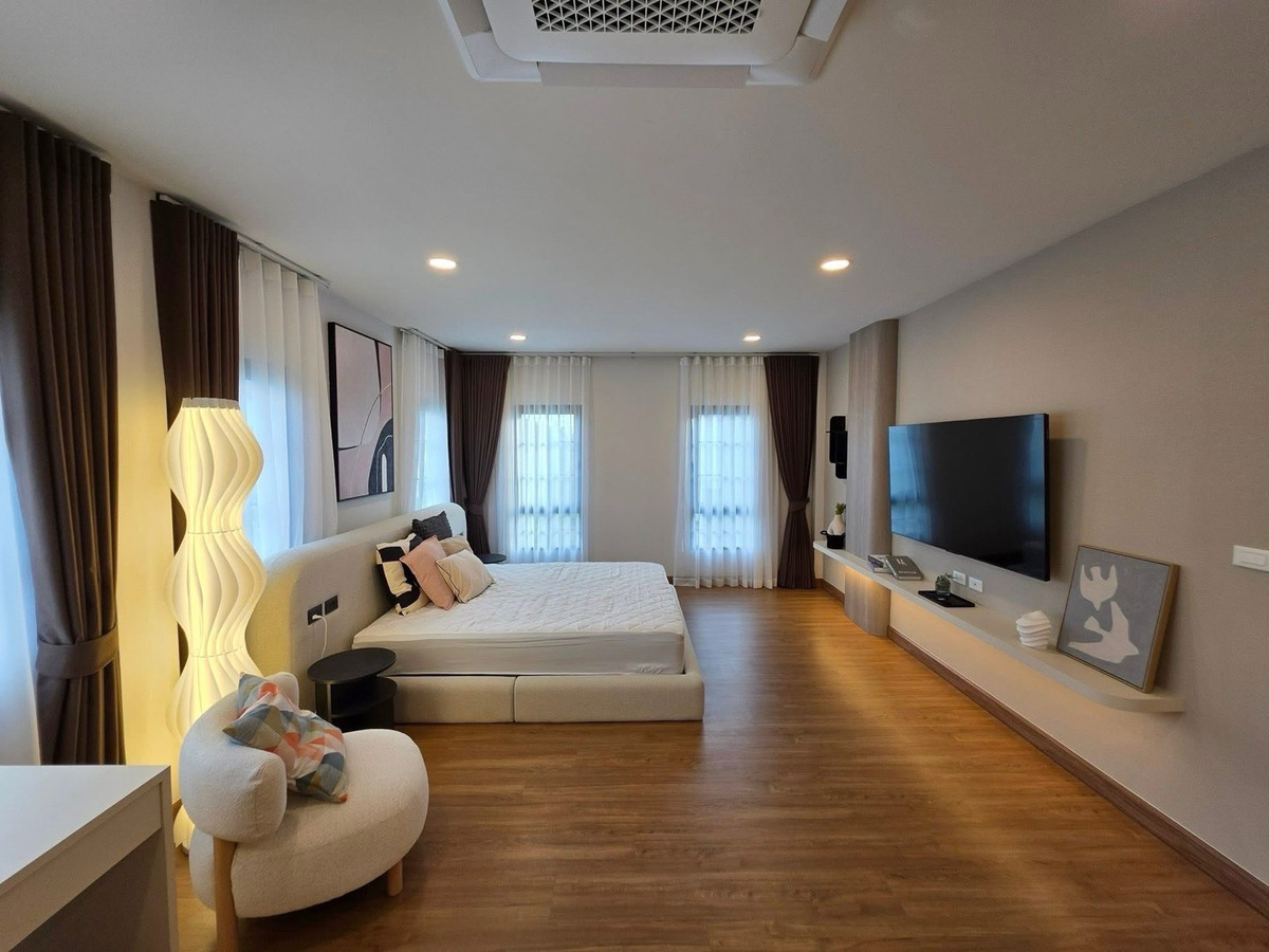 ให้เช่าบ้านบางนา แบริ่ง ลาซาล : 📢👇ปล่อยเช่า Centro Bangna บ้านไซส์ใหญ่สุด แปลงหัวมุม ใกล้สวน | 4 ห้องนอน + ห้องแม่บ้าน | Pet Friendly | ใกล้ Mega Bangna เพียง 1 กม. | Fully Furnished พร้อม EV Charger