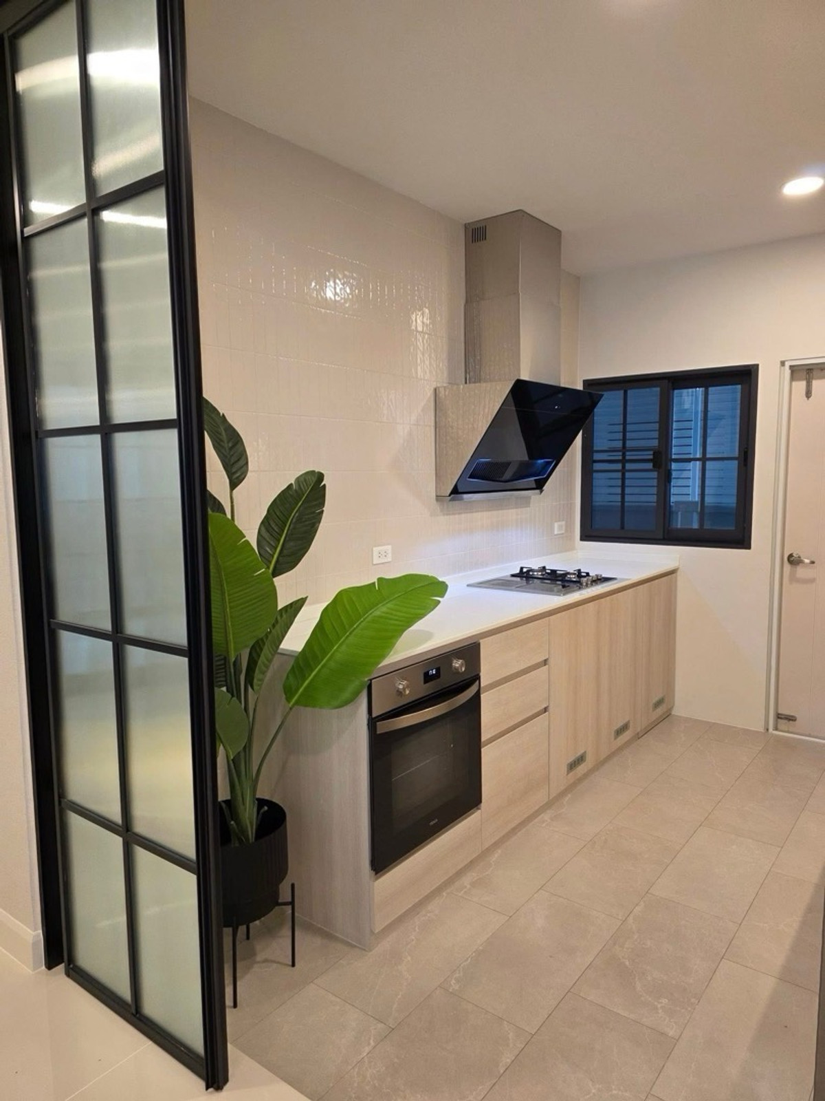 ให้เช่าบ้านบางนา แบริ่ง ลาซาล : 📢👇ปล่อยเช่า Centro Bangna บ้านไซส์ใหญ่สุด แปลงหัวมุม ใกล้สวน | 4 ห้องนอน + ห้องแม่บ้าน | Pet Friendly | ใกล้ Mega Bangna เพียง 1 กม. | Fully Furnished พร้อม EV Charger