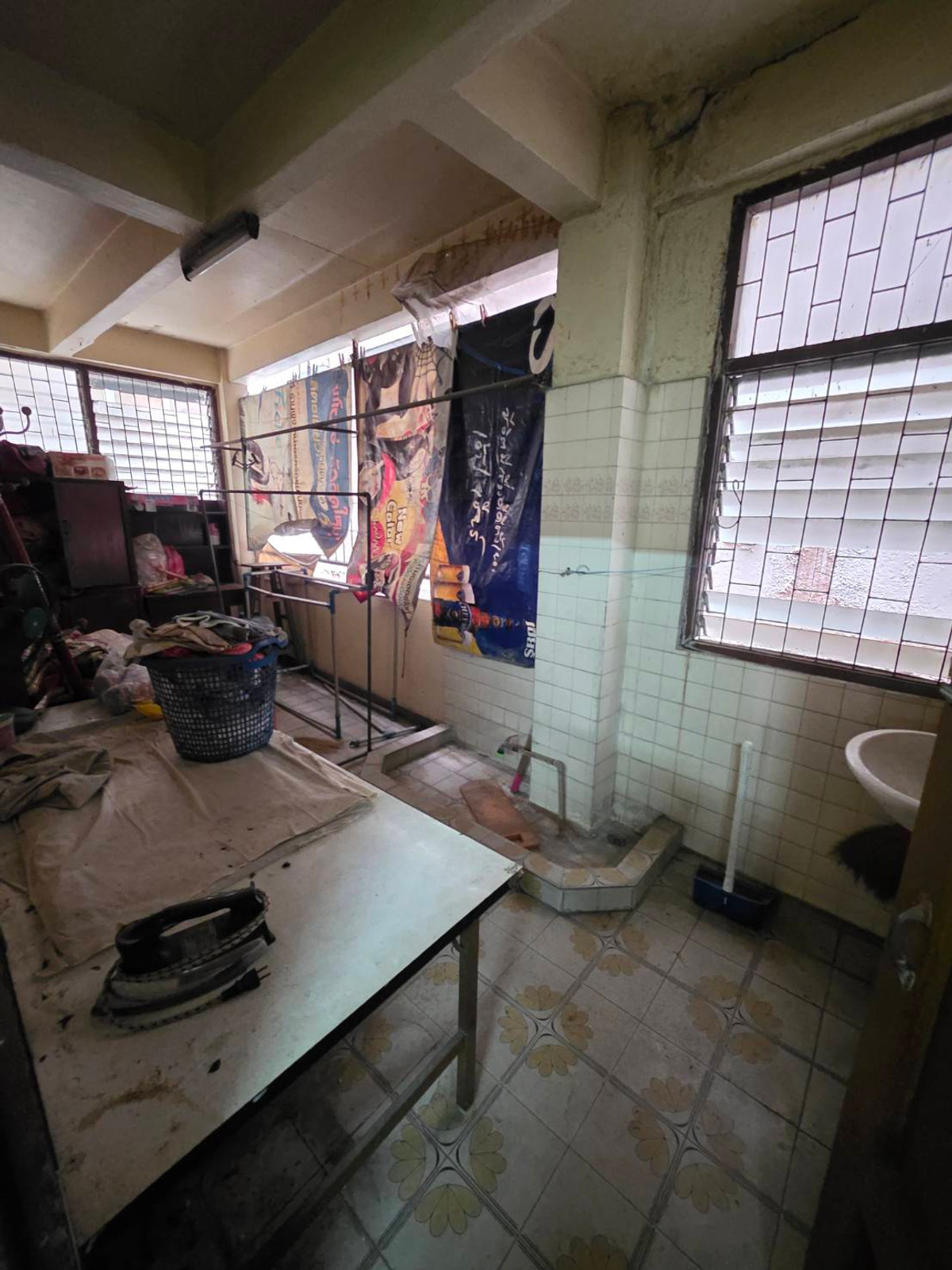 For SaleShop HouseRamkhamhaeng, Hua Mak : Commercial building for sale, located in Soi Ramkhamhaeng 37/1, only 100 meters from the entrance of the alley.