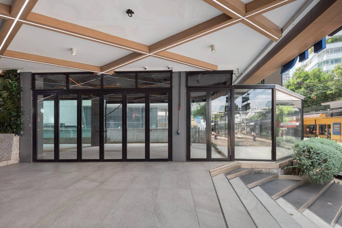 For RentOfficeSukhumvit, Asoke, Thonglor : Space for rent, Blue Chips Thonglor 10, corner area on the front floor. Good location suitable for doing business (N.1888)