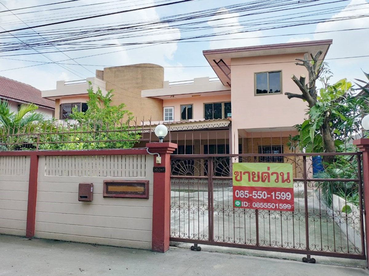 For SaleHouseLadkrabang, Suwannaphum Airport : 2-storey detached house for sale, rooftop roof, area 100 sq m., Rung Arun Village 2, good atmosphere, near Lat Krabang technology. If interested, contact 085-550-1599.
