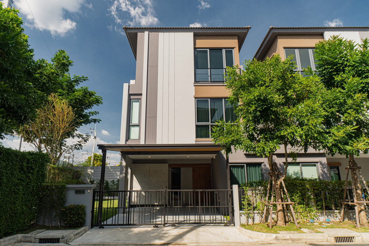 For RentHouseLadkrabang, Suwannaphum Airport : For sale/rent Baan Klang Muang The Edition Srinakarin Suan Luang, edge plot, 4 bedrooms, new house, near Mega Bangna.