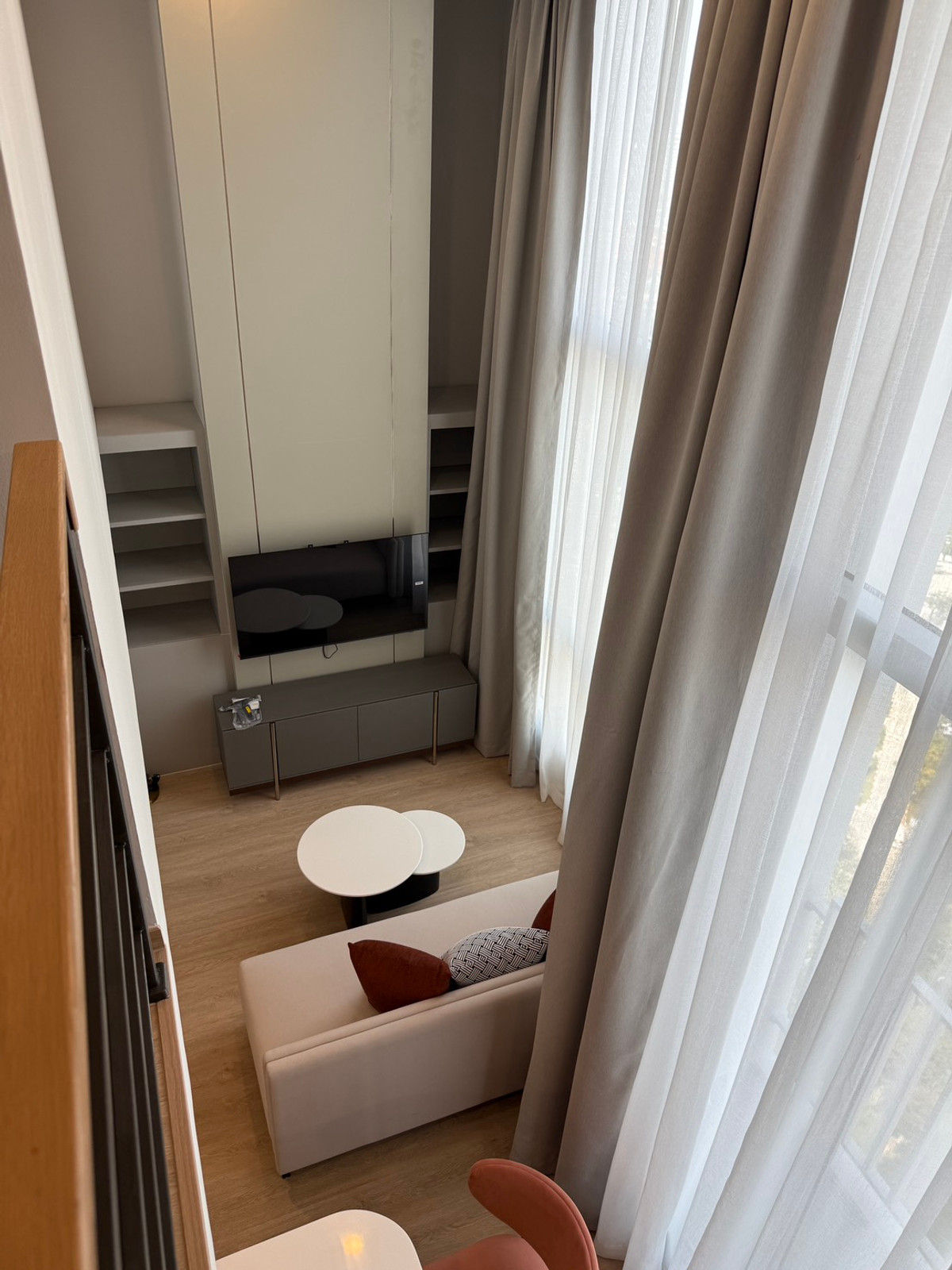 ให้เช่าคอนโดสยาม จุฬา สามย่าน : 2 ชั้น 2 นอน 2 ห้องน้ำให้เช่าถูกที่สุดในโครงการสำหรับห้องไซส์นี้ ให้ฟีลเหมือนอยู่บ้าน ทำเลจุฬา ส่วนกลางเปิด 24 ชม.