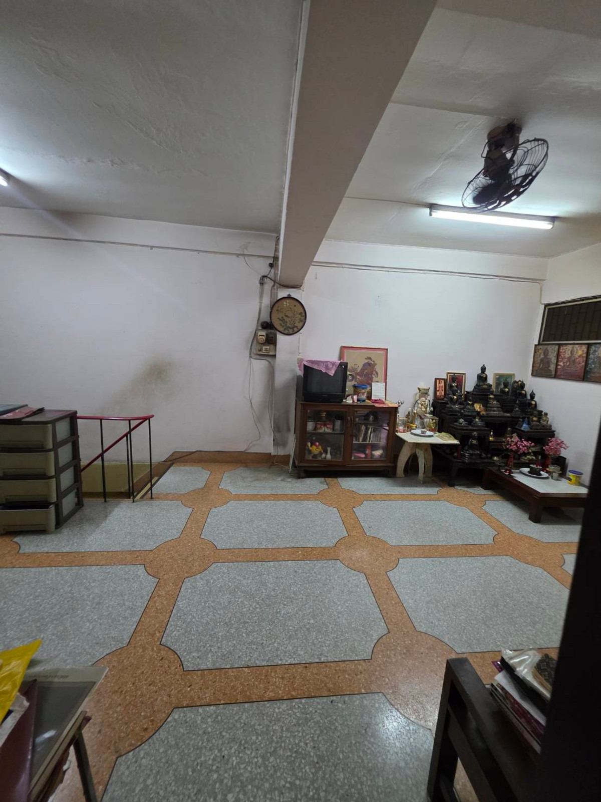 For SaleShop HouseRamkhamhaeng, Hua Mak : Commercial building for sale, located in Soi Ramkhamhaeng 37/1, only 100 meters from the entrance of the alley.