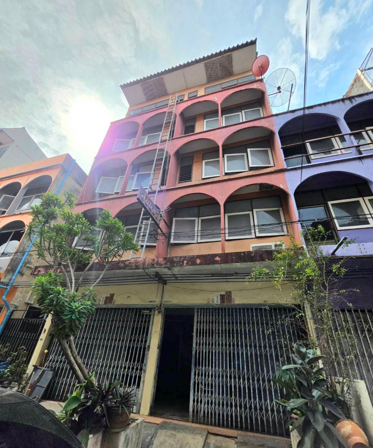 For SaleShop HouseRamkhamhaeng, Hua Mak : Commercial building for sale, located in Soi Ramkhamhaeng 37/1, only 100 meters from the entrance of the alley.
