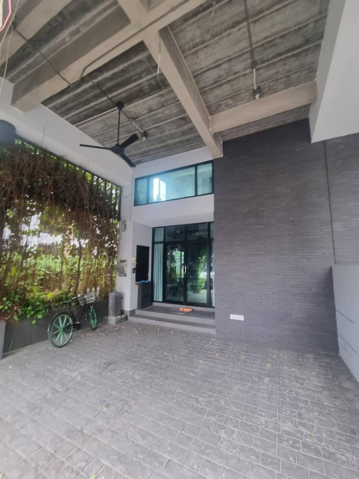 ให้เช่าทาวน์โฮมลาดพร้าว เซ็นทรัลลาดพร้าว : เช่าทาวน์โฮม 3 ห้องนอน ลาดพร้าว ใกล้เมือง พร้อมอยู่ 60,000 บาท/เดือน บ้านสวยราคาดี ทำเลทอง ตอบโจทย์ครอบครัวใหญ่!