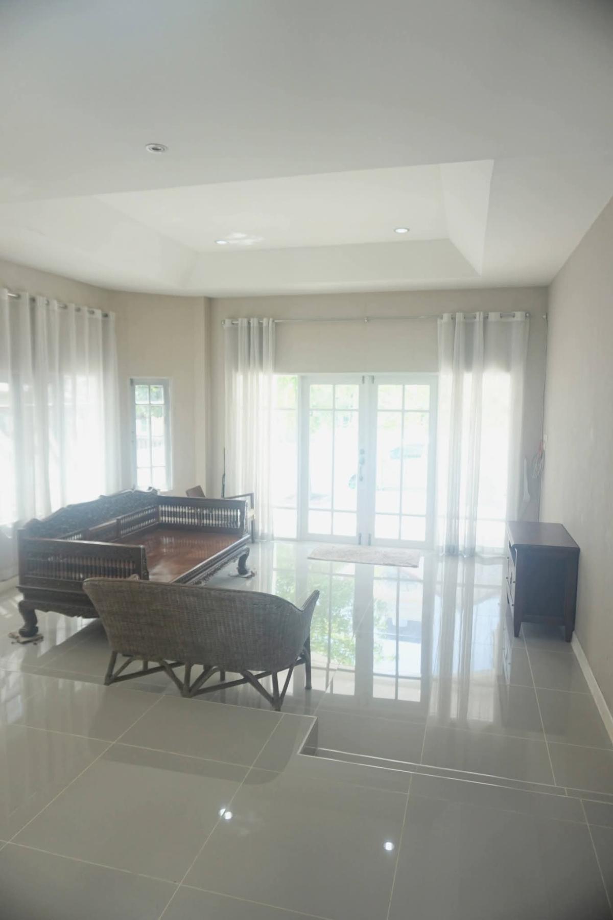 For RentHousePattanakan, Srinakarin : Beautiful house with 4 bedrooms near Srinakarin. With a wide area of 220 sq m. Rent for only 59,000 baht/month. It's worth investing or living in!