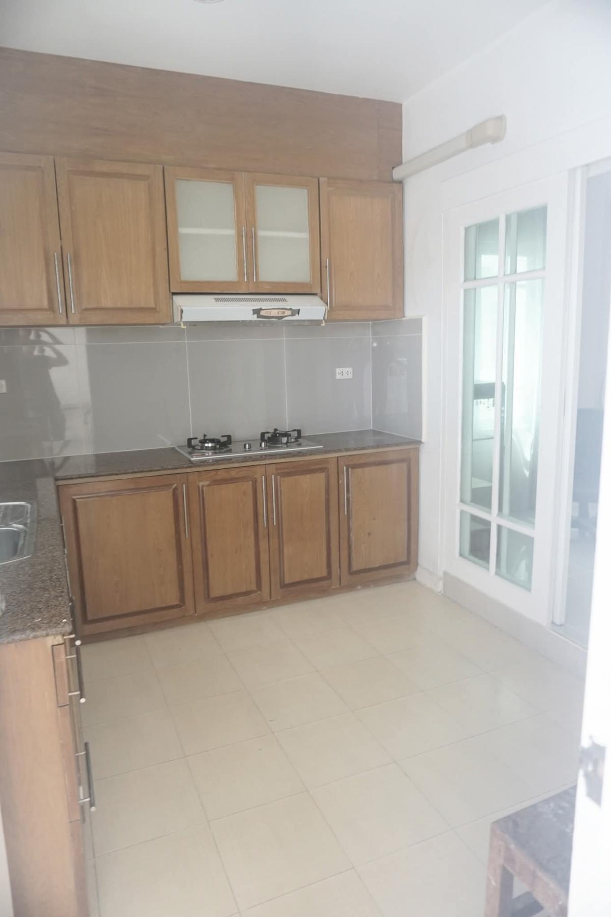 For RentHousePattanakan, Srinakarin : Beautiful house with 4 bedrooms near Srinakarin. With a wide area of 220 sq m. Rent for only 59,000 baht/month. It's worth investing or living in!