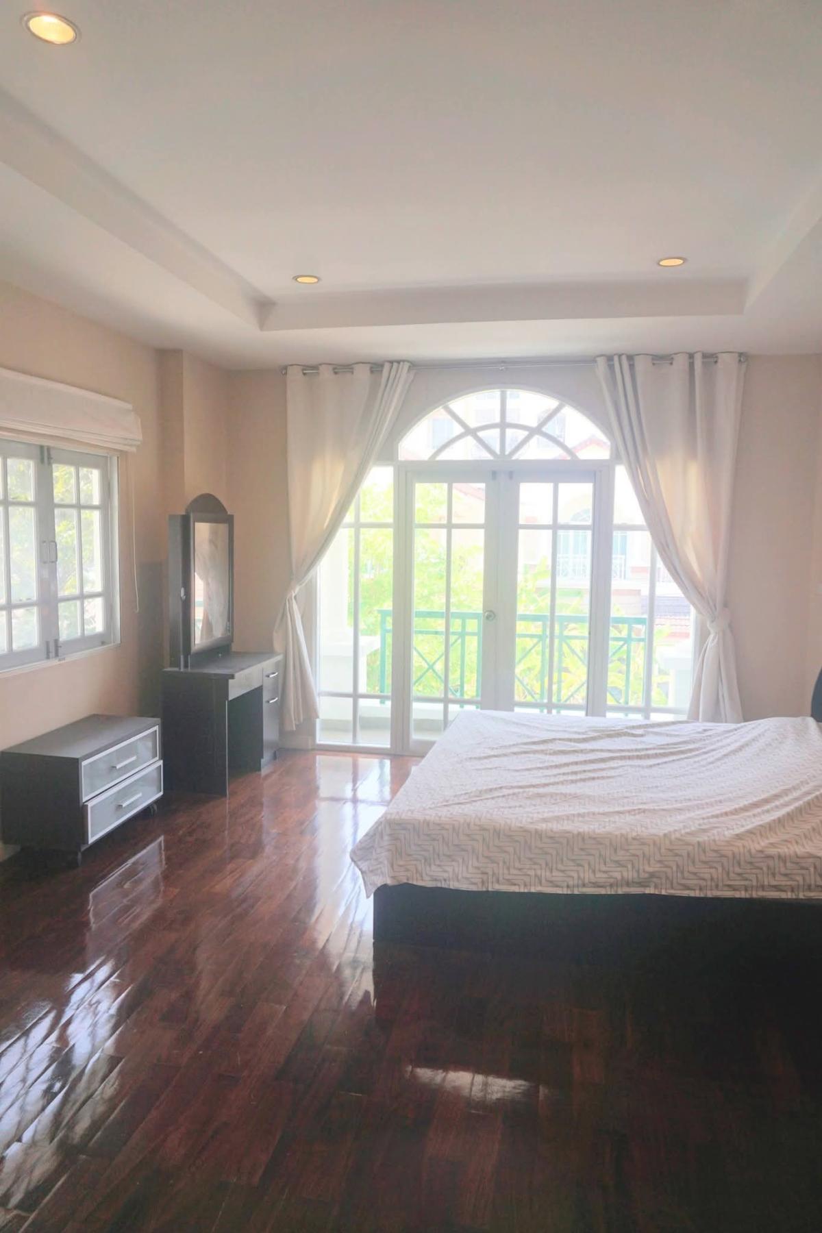 For RentHousePattanakan, Srinakarin : Beautiful house with 4 bedrooms near Srinakarin. With a wide area of 220 sq m. Rent for only 59,000 baht/month. It's worth investing or living in!