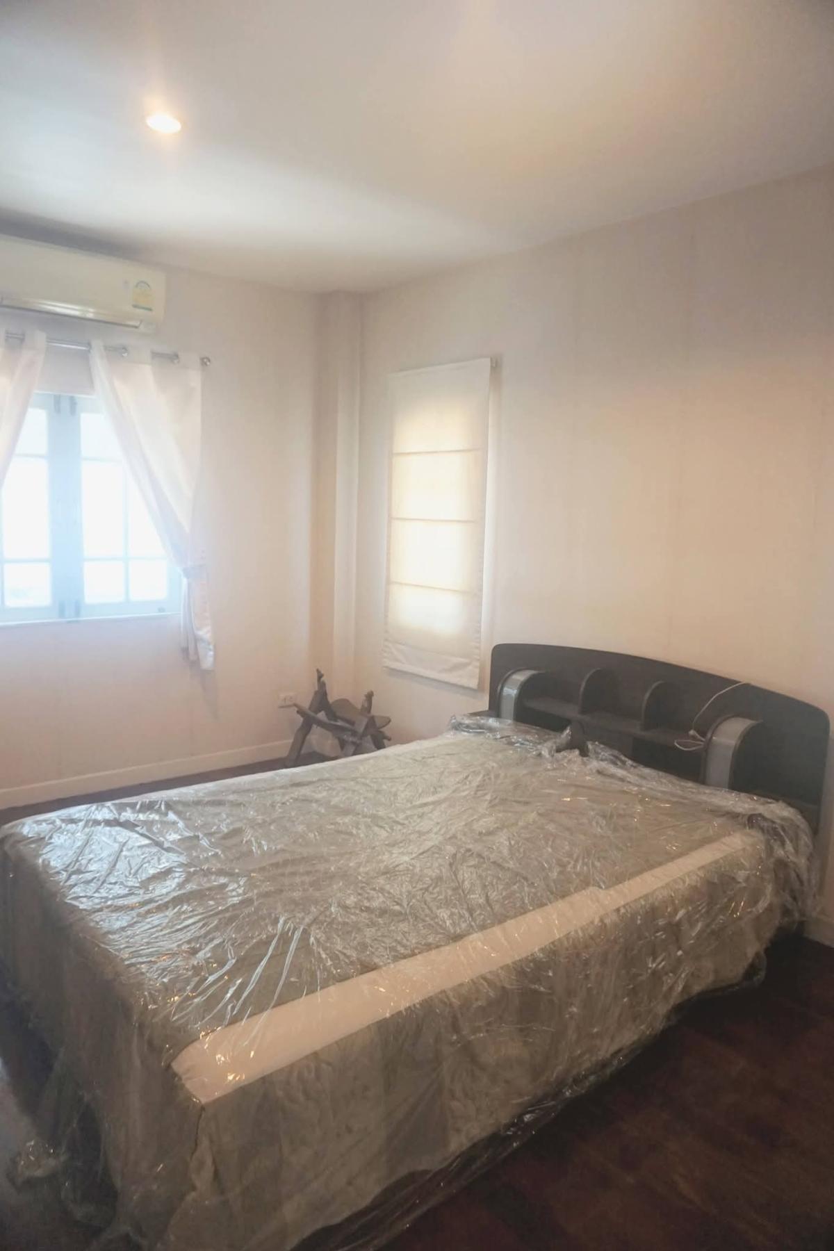For RentHousePattanakan, Srinakarin : Beautiful house with 4 bedrooms near Srinakarin. With a wide area of 220 sq m. Rent for only 59,000 baht/month. It's worth investing or living in!