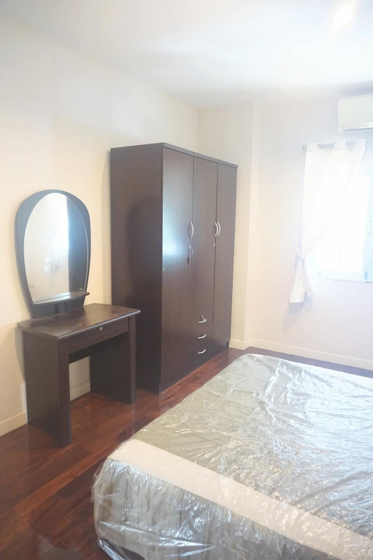 For RentHousePattanakan, Srinakarin : Beautiful house with 4 bedrooms near Srinakarin. With a wide area of 220 sq m. Rent for only 59,000 baht/month. It's worth investing or living in!