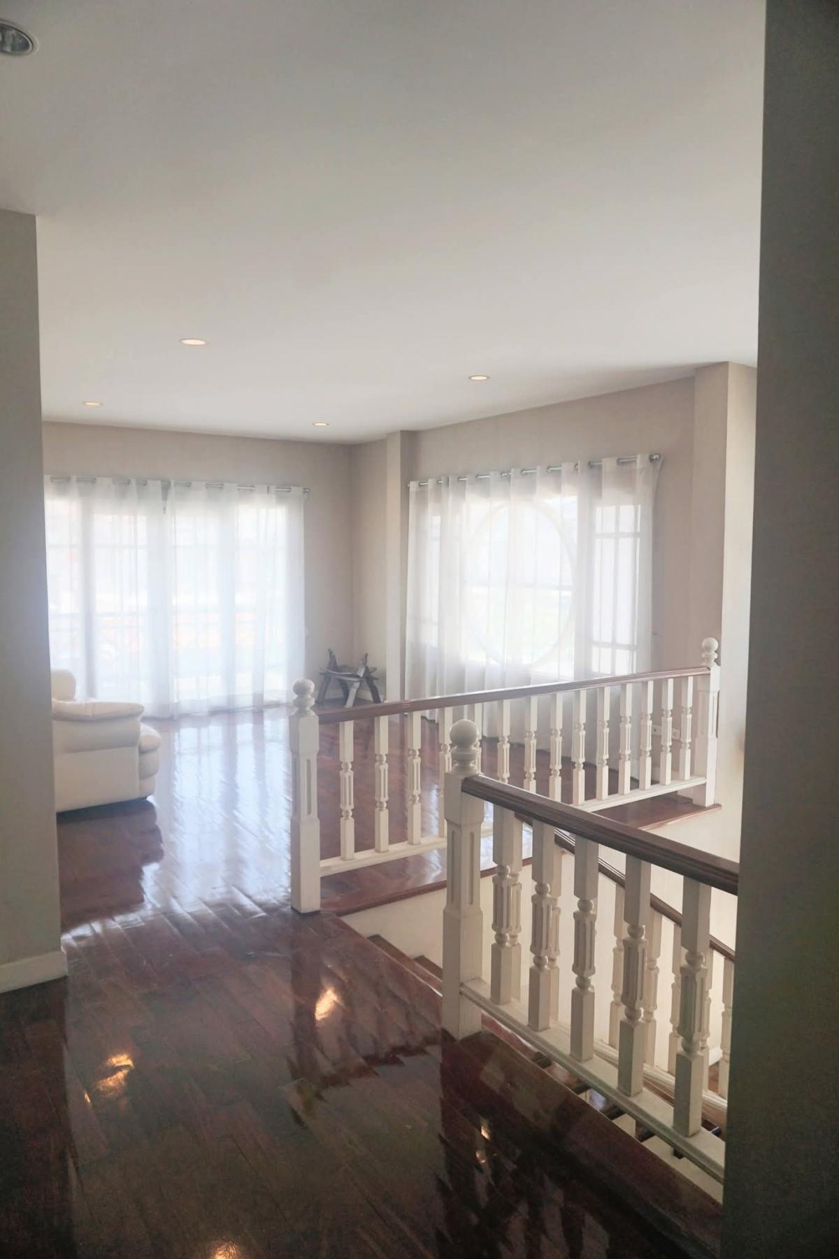 For RentHousePattanakan, Srinakarin : Beautiful house with 4 bedrooms near Srinakarin. With a wide area of 220 sq m. Rent for only 59,000 baht/month. It's worth investing or living in!