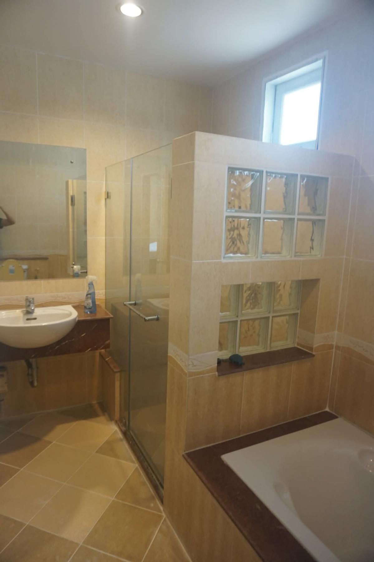 For RentHousePattanakan, Srinakarin : Beautiful house with 4 bedrooms near Srinakarin. With a wide area of 220 sq m. Rent for only 59,000 baht/month. It's worth investing or living in!