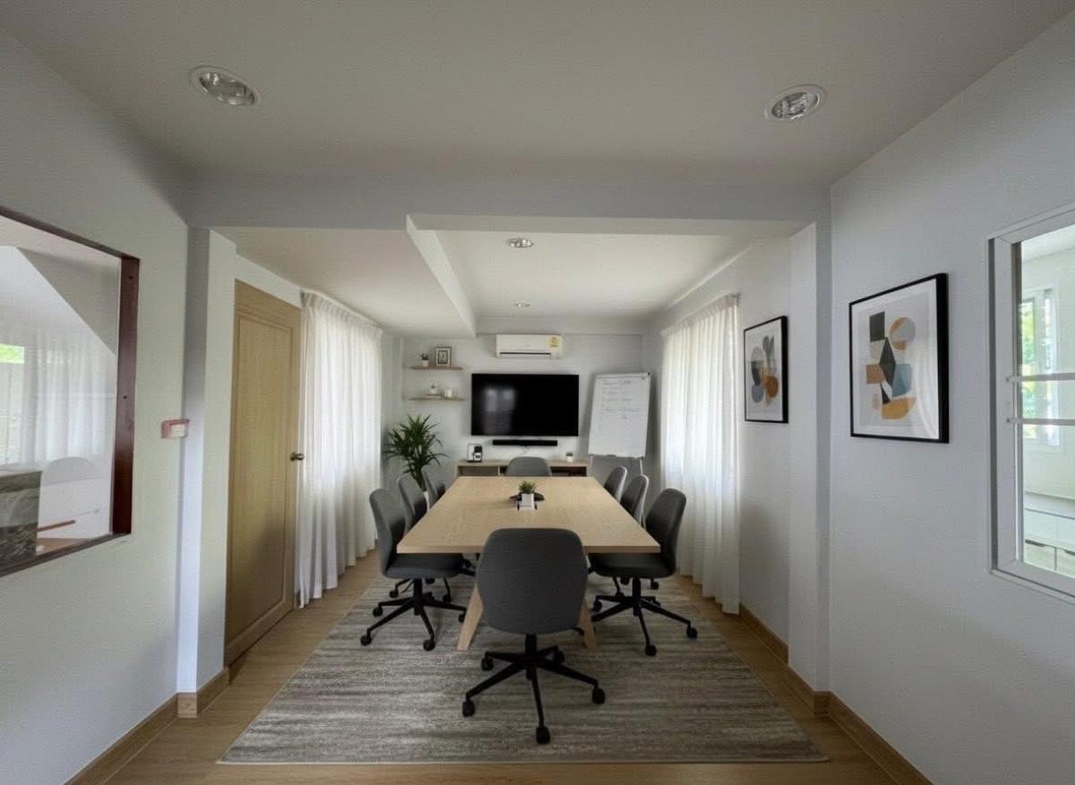 For RentHouseRatchadapisek, Huaikwang, Suttisan : Luxurious 5 bedroom detached house with swimming pool near MRT Sutthisan. Urgent rent 160,000 baht/month, prime location in the middle of the city. Ready to move in immediately!