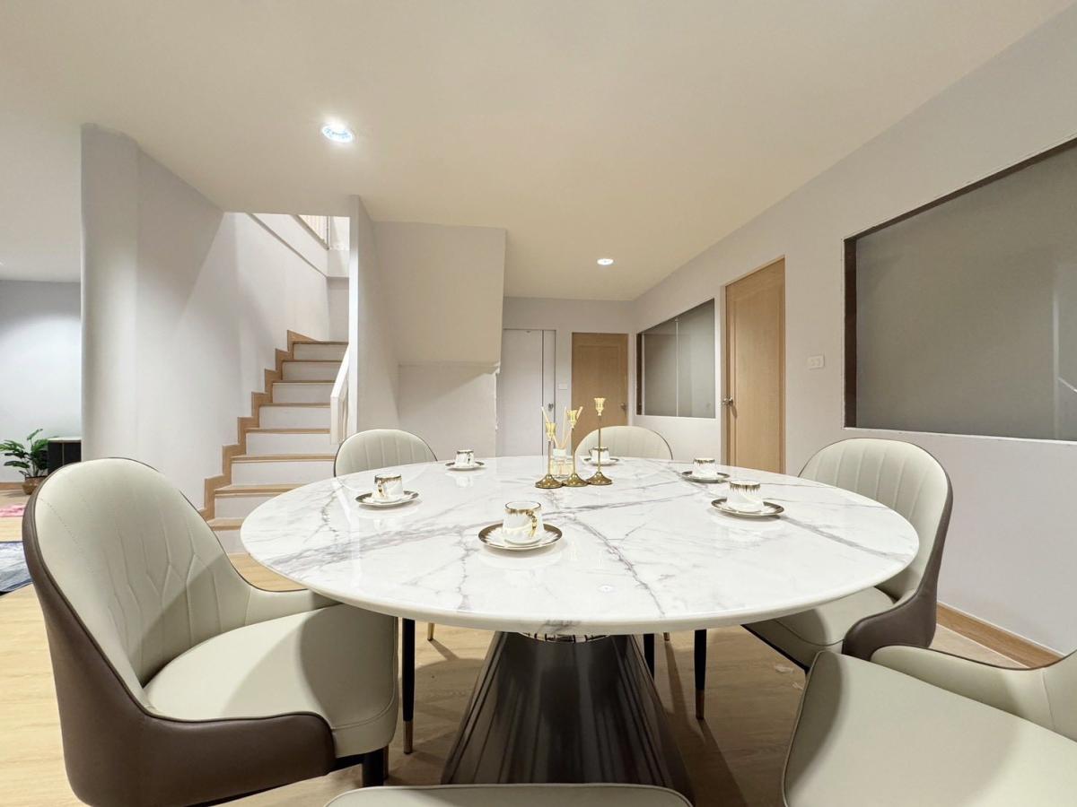 For RentHouseRatchadapisek, Huaikwang, Suttisan : Luxurious 5 bedroom detached house with swimming pool near MRT Sutthisan. Urgent rent 160,000 baht/month, prime location in the middle of the city. Ready to move in immediately!