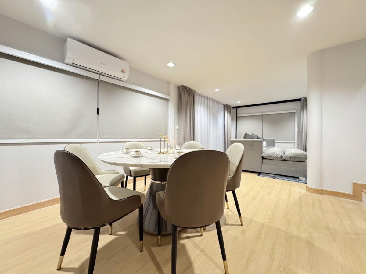 For RentHouseRatchadapisek, Huaikwang, Suttisan : Luxurious 5 bedroom detached house with swimming pool near MRT Sutthisan. Urgent rent 160,000 baht/month, prime location in the middle of the city. Ready to move in immediately!