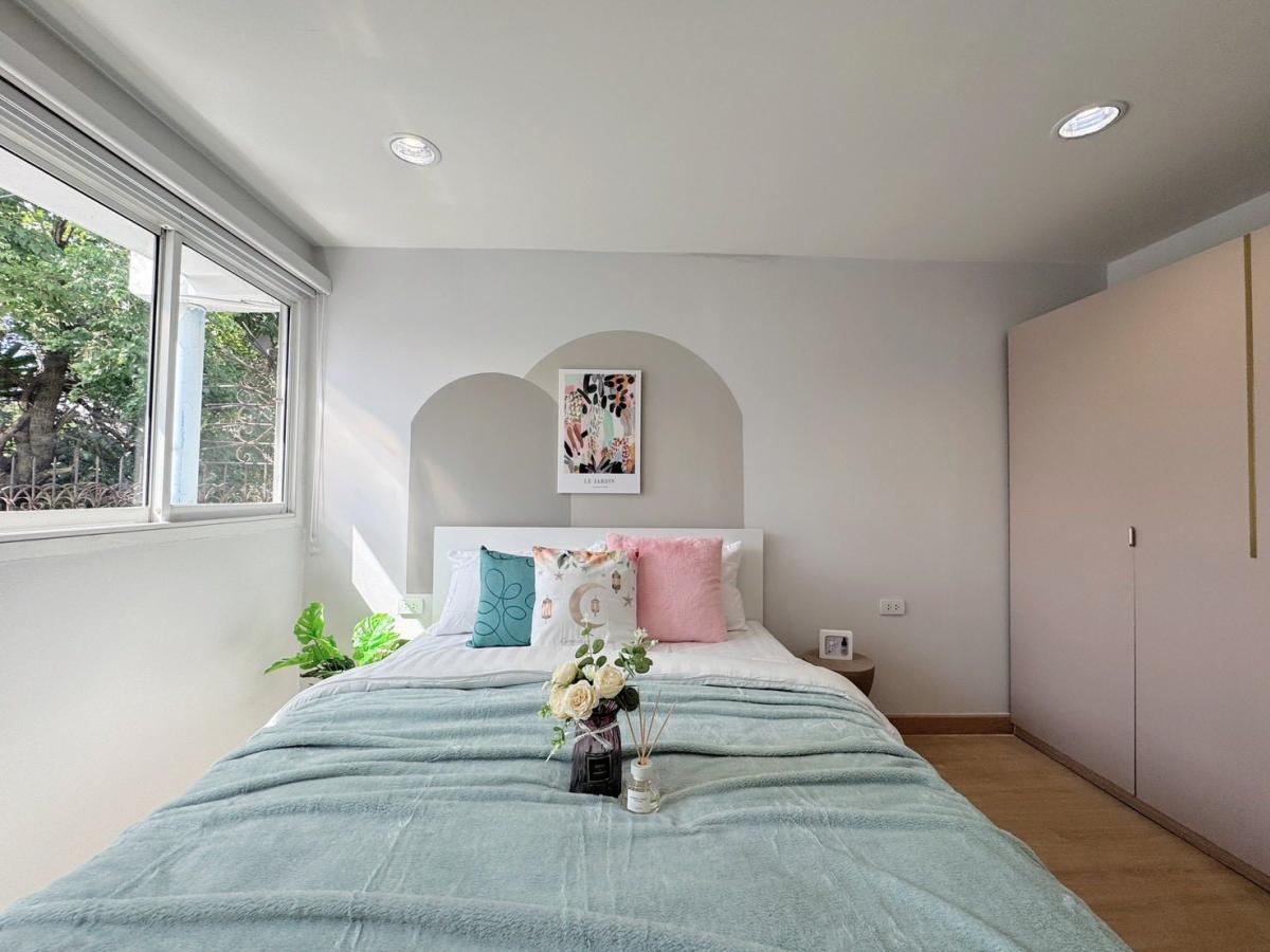 For RentHouseRatchadapisek, Huaikwang, Suttisan : Luxurious 5 bedroom detached house with swimming pool near MRT Sutthisan. Urgent rent 160,000 baht/month, prime location in the middle of the city. Ready to move in immediately!